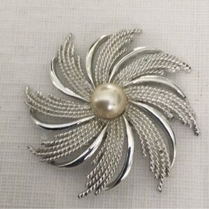 Woman’s Vintage Sarah Coventry Fire Benchand Brooch color sliver w/ faux Pearl